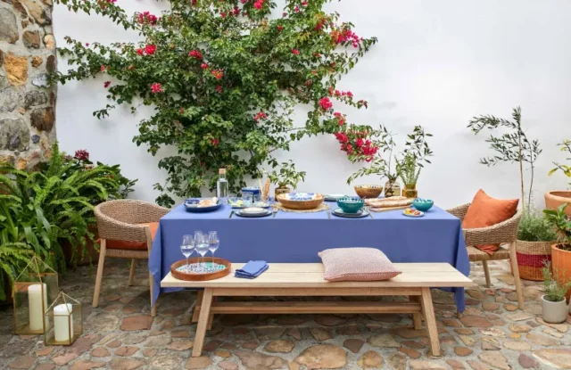 collezione Levantine di John Lewis con tavolo da giardino e stoviglie nel patio