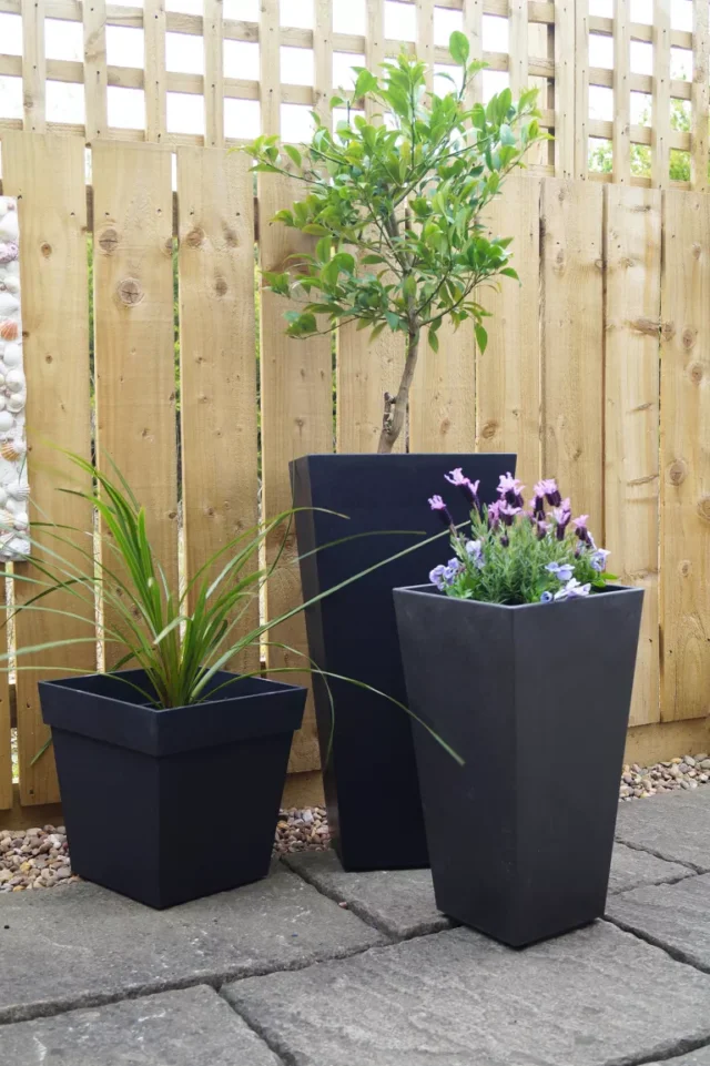 come creare un giardino ecologico: trio di vasi realizzati con materiali riciclati