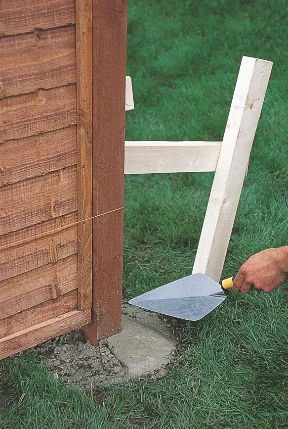 come installare i pannelli di recinzione: cemento nei pali per i pannelli di recinzione