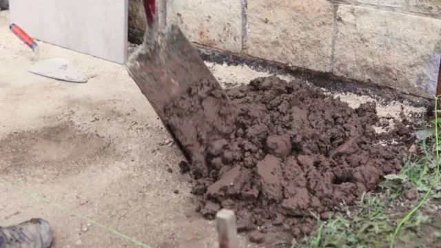 Come posare il gres porcellanato all'esterno: scavare