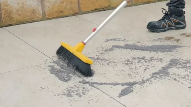 Come posare il gres porcellanato all'esterno: spazzare il patio