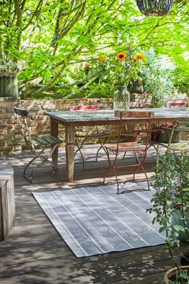 come pulire i mobili da esterno: tappeto da giardino nel patio