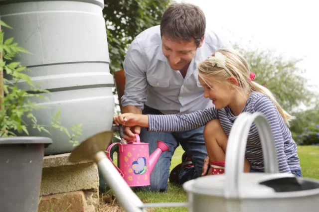 consigli per il risparmio idrico in giardino: Bicchiere d'acqua per padre e figlia