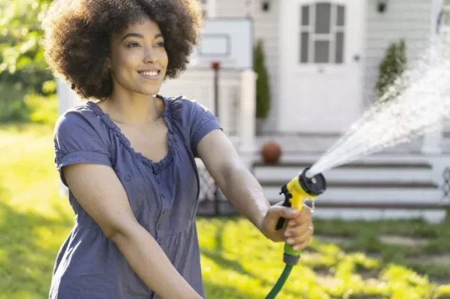 consigli per il risparmio idrico in giardino: usare un tubo con impostazioni regolabili