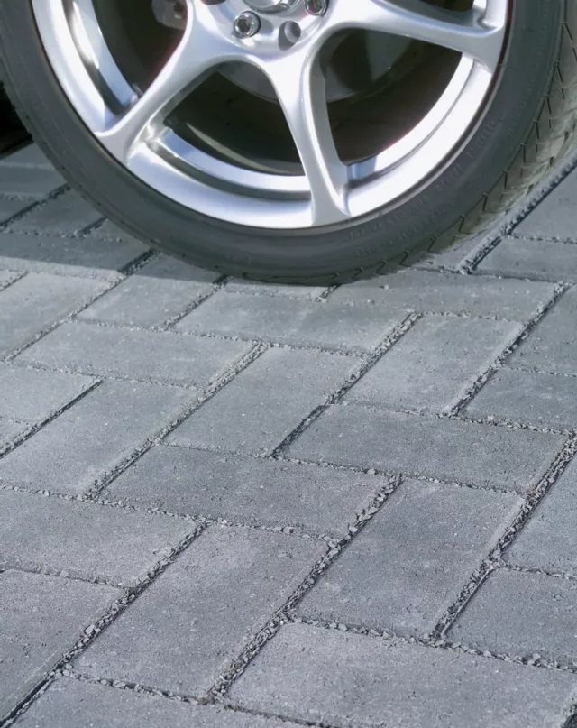 consigli per l'eco pavimentazione: griglia in calcestruzzo sul vialetto
