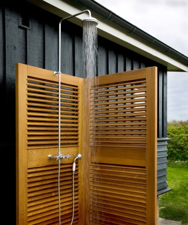 doccia esterna con box in legno