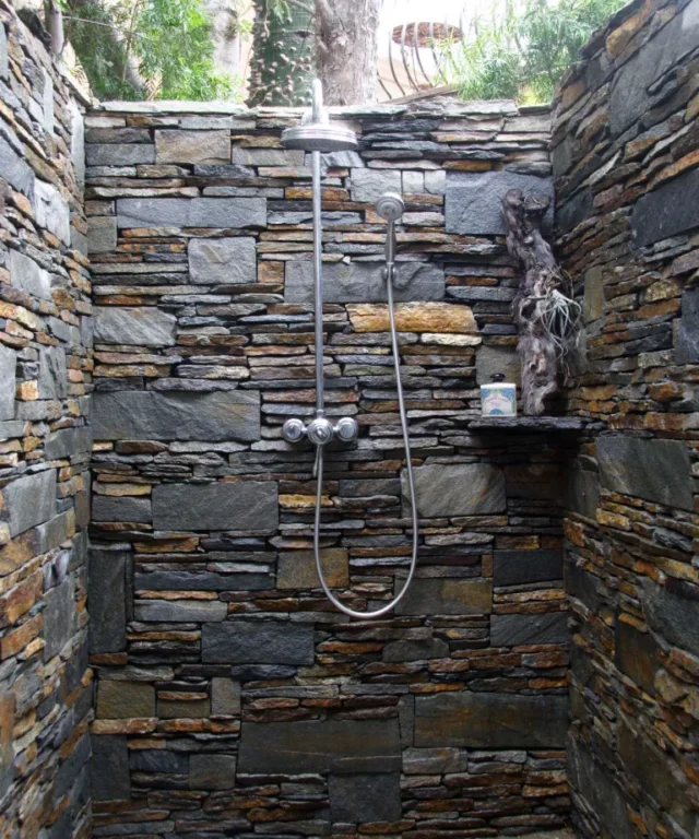 doccia esterna con recinzione in pietra