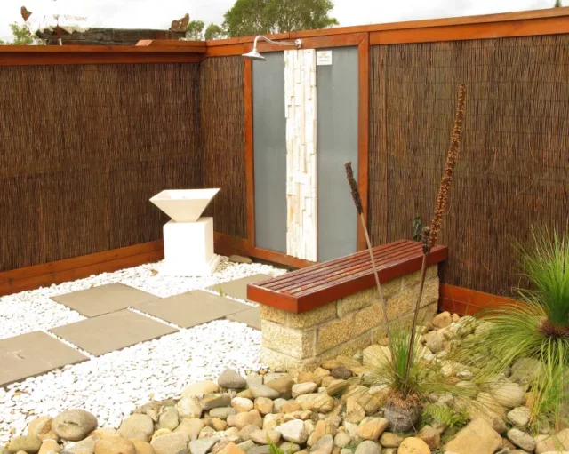 doccia esterna in giardino in stile giapponese