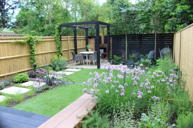 giardino moderno con pergola patio coperto e camino esterno