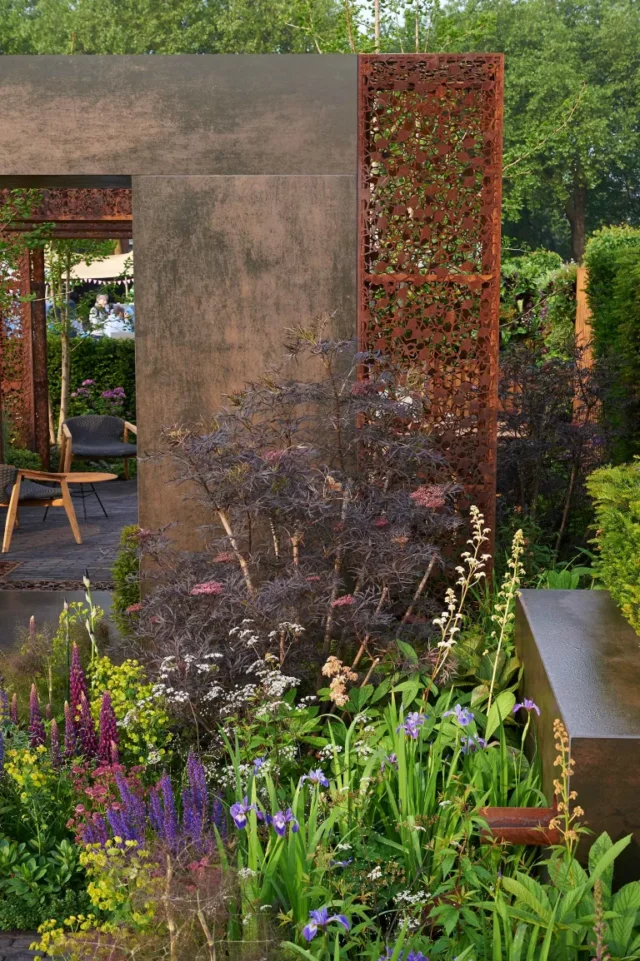 giardino urbano stretto con schermo di metallo e fiori