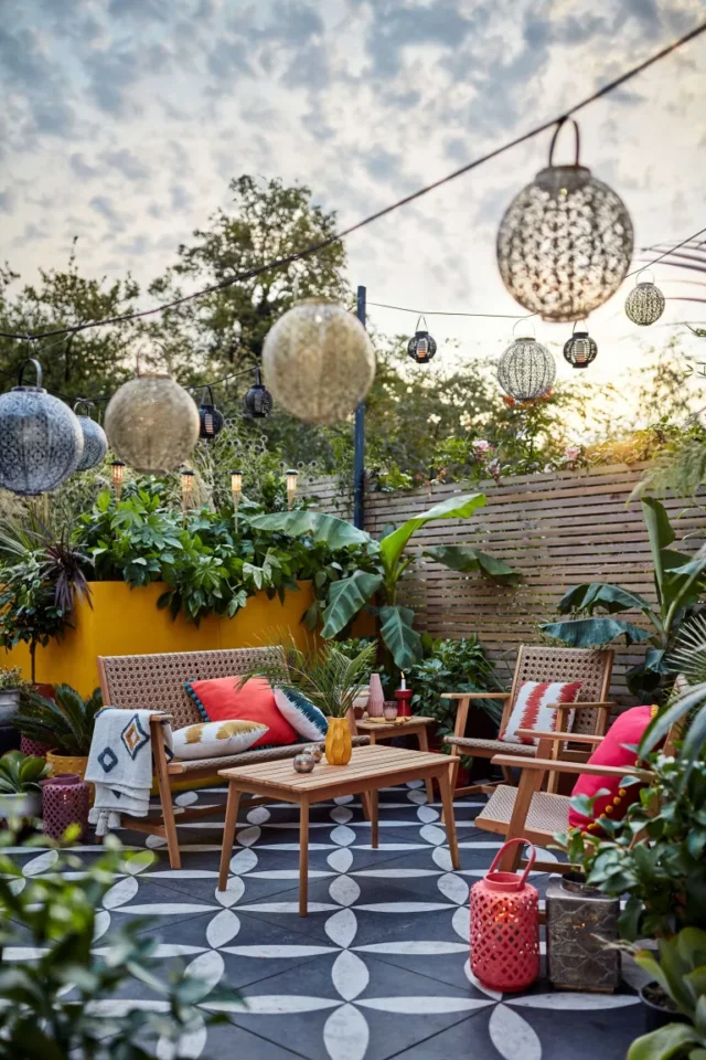 idee arredo giardino: lanterne e divani da Dobbies