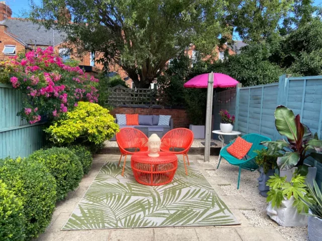 idee di mobili da giardino colorati: sedie dai colori vivaci in un piccolo giardino