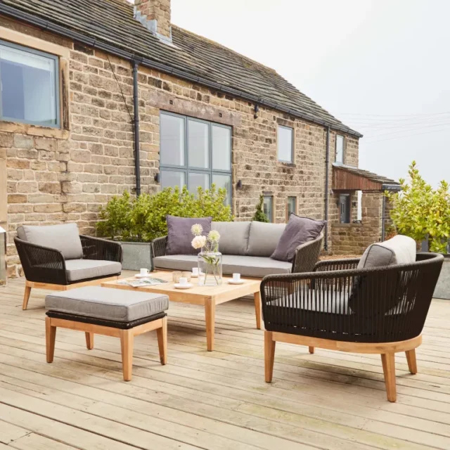 idee divano all'aperto: decking con set divano da giardino