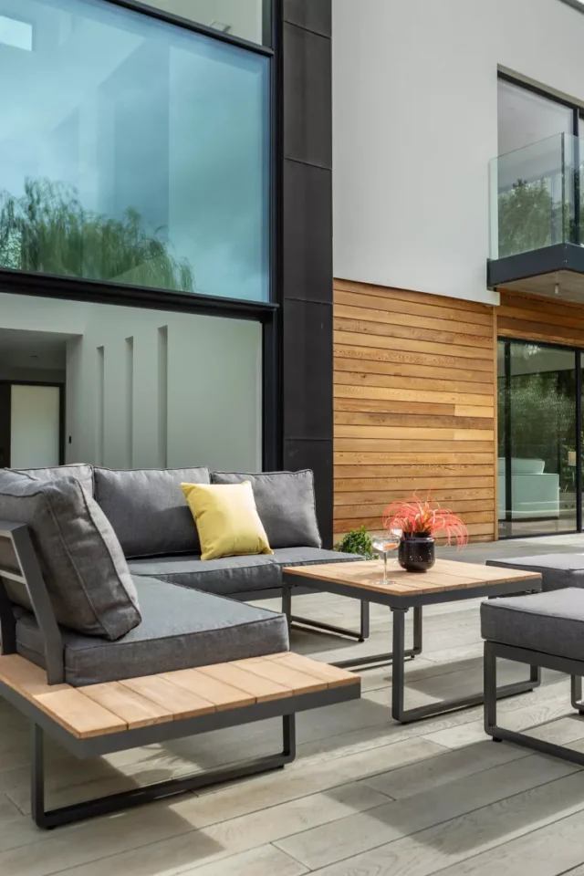 idee divano esterno: divano ad angolo nel patio