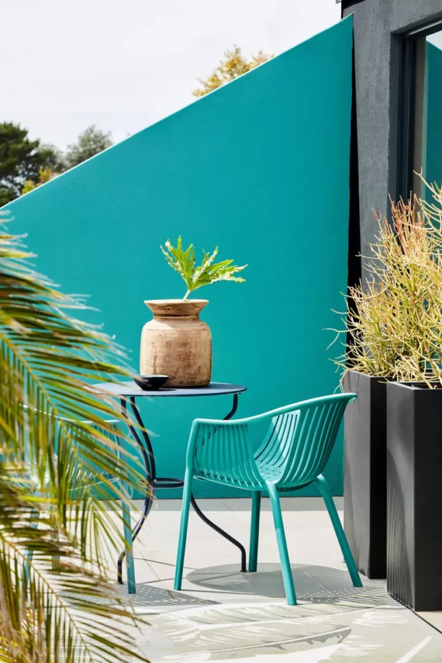 idee mobili colorati: sedia blu contro muro blu piccola vernice esterna greene