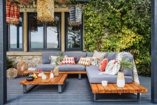 idee mobili da giardino: divano ad angolo