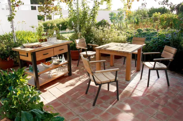 idee mobili da giardino: set da pranzo in teak di Barlow Tyrie