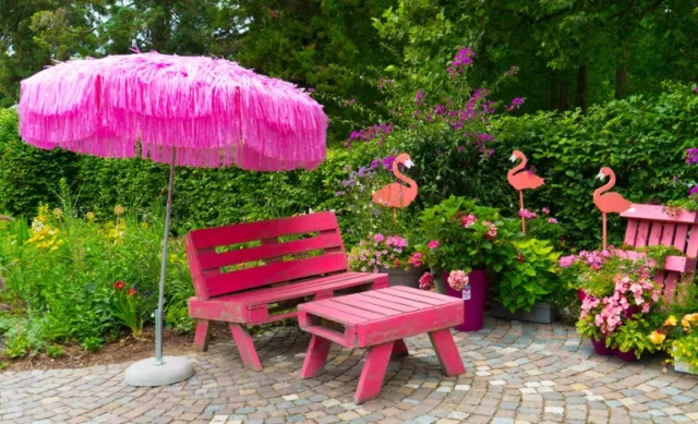 idee mobili pallet: giardino tropicale rosa