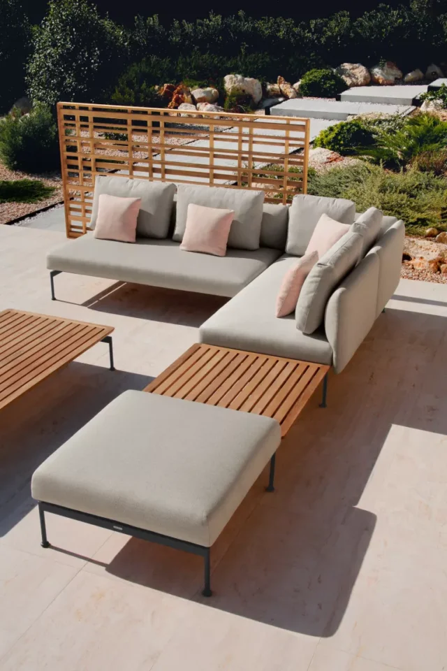 idee per divani all'aperto: divano ad angolo nel patio