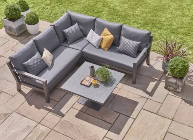 idee per divani all'aperto: divano ad angolo