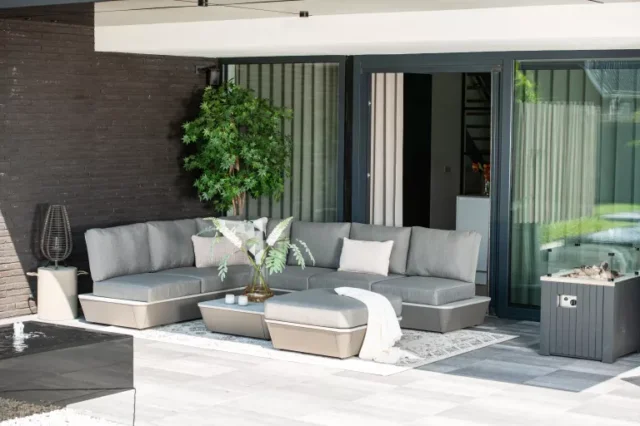 idee per divani all'aperto: divano sul terrazzo del patio coperto