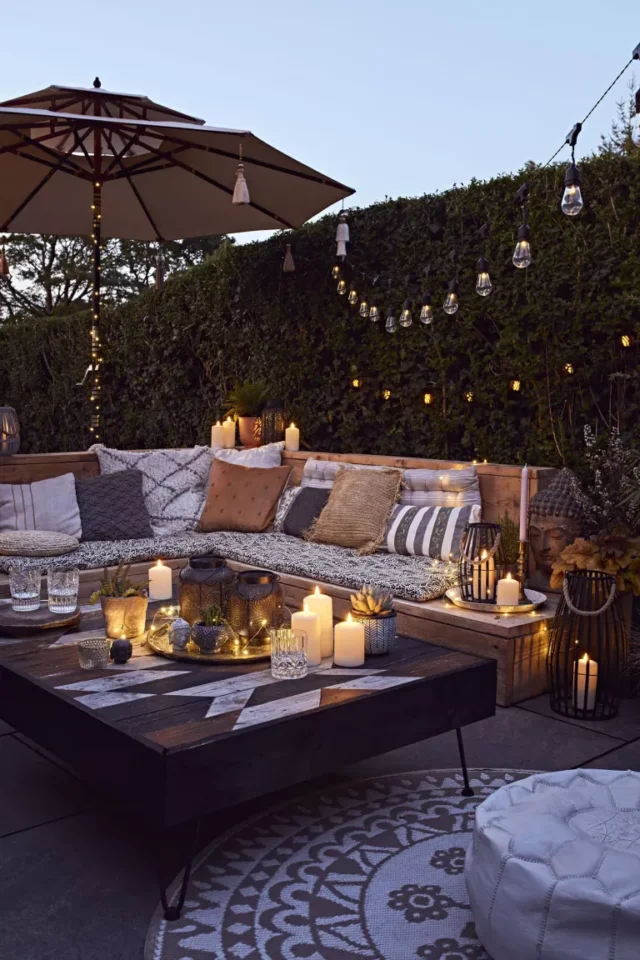 idee per il patio: area lounge all'aperto con luci soffuse e lanterne