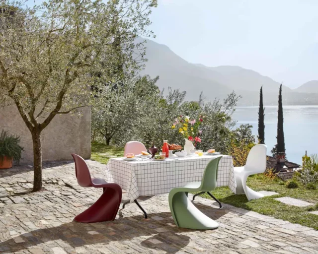 idee per il patio con sedie colorate vitra con vista sul lago
