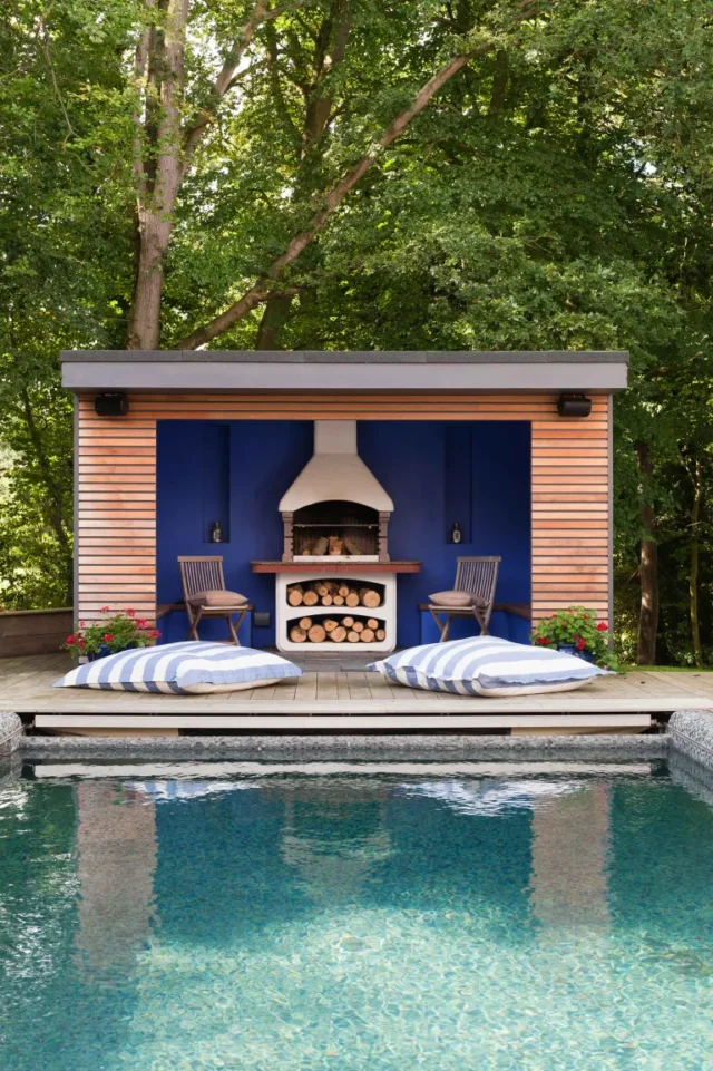 idee per il riscaldamento del giardino: caminetto incorporato e piscina