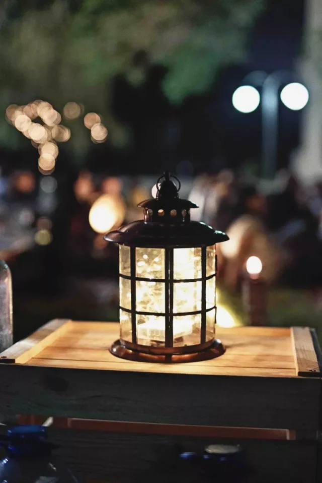 idee per l'illuminazione del patio: lanterna con luci di fata