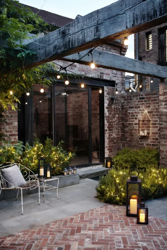 idee per l'illuminazione del patio: luci a festone sopra il patio lights4fun