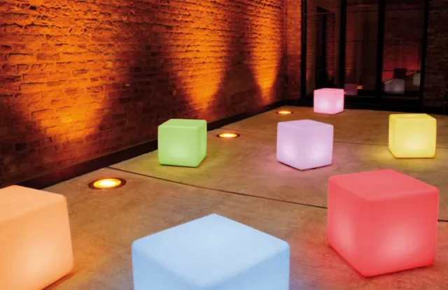 idee per l'illuminazione del patio: Tavolo cubo all'aperto multicolore a LED di Moree