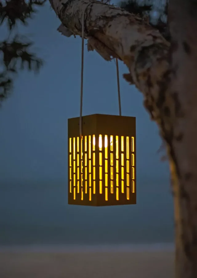 idee per l'illuminazione dell'albero all'aperto: lanterna
