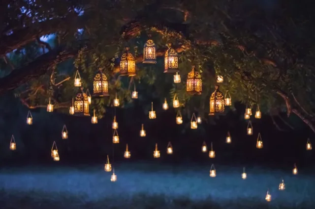 idee per l'illuminazione dell'albero all'aperto: lanterne sospese