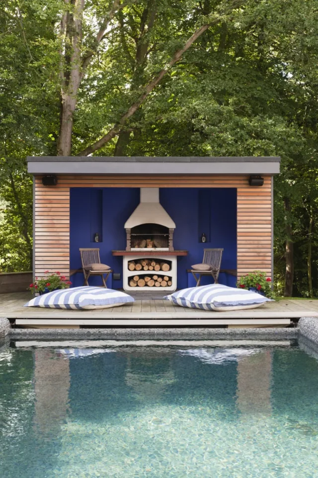 idee per la casa con piscina: forno esterno e beanbags