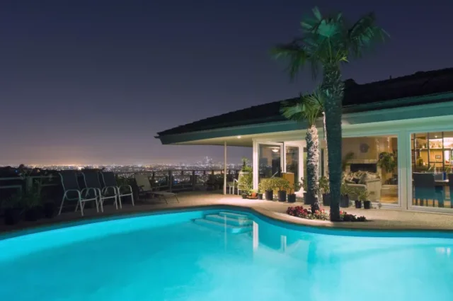 idee per la casa con piscina: grande casa con piscina a Los Angeles