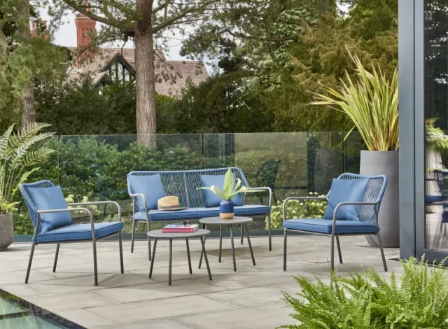 idee per mobili da giardino colorati: sedie da esterno blu