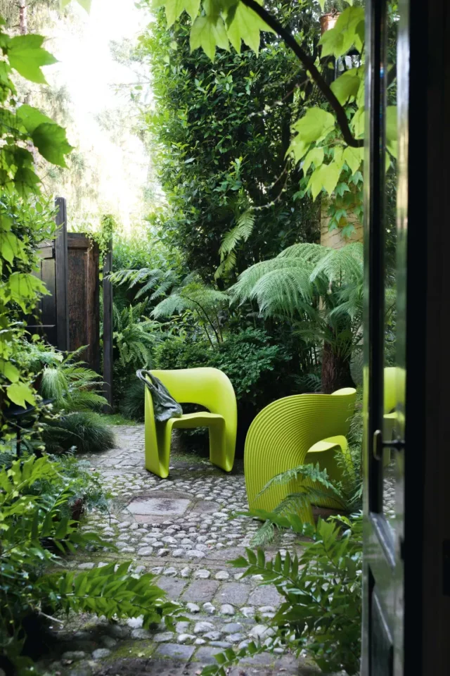 idee per mobili da giardino colorati: sedie verdi in giardino da chaplins furniture