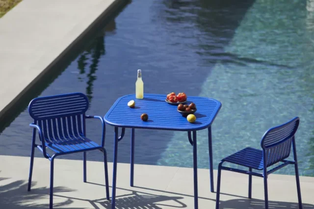 idee per mobili da giardino colorati: set bistrot blu a bordo piscina dal nido