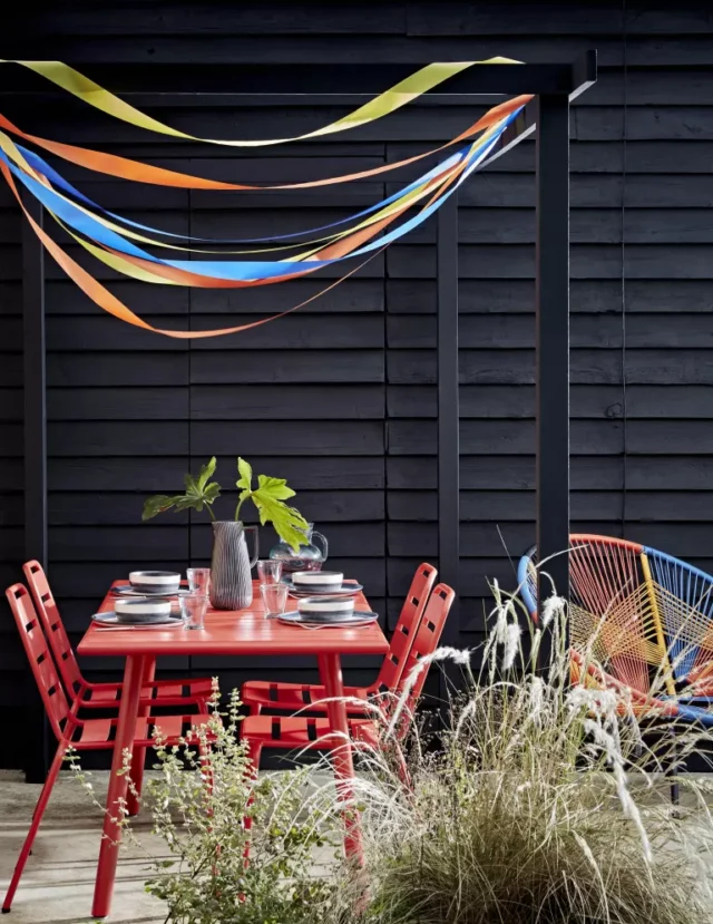 idee per mobili da giardino colorati: set da pranzo all'aperto Red Habitat