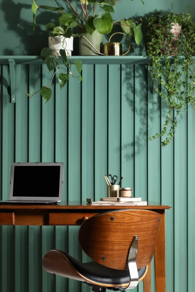 idee per piante da interno: ufficio allestito con piante rampicanti da scaffale