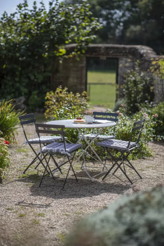 idee per sedersi all'aperto: set bistrot in giardino in stile country