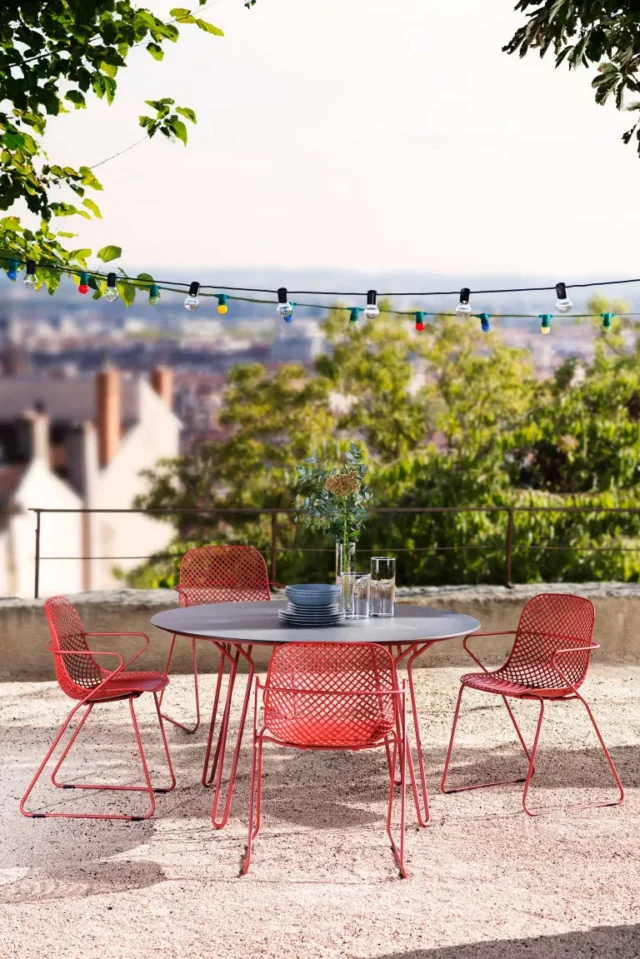 idee tavolo da giardino: Tavolo BRIDGMAN con gambe colorate