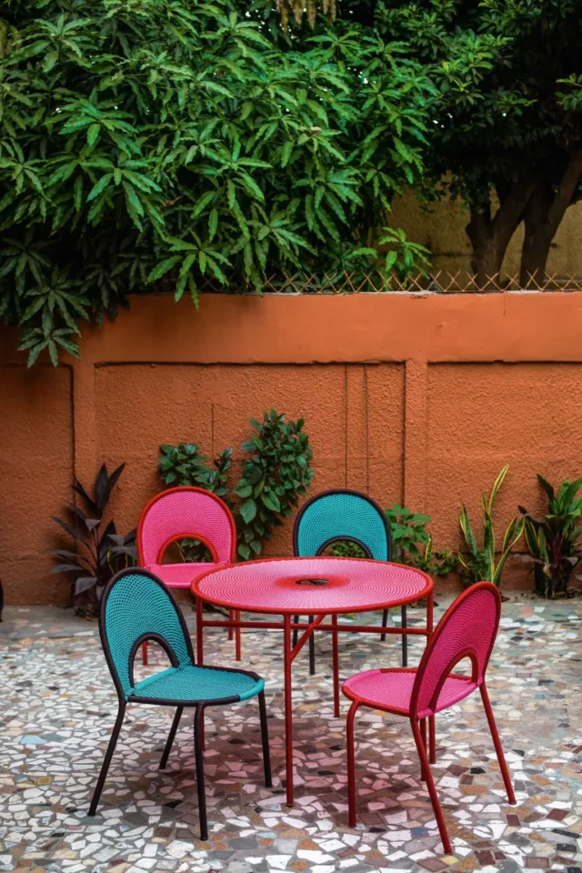 idee tavolo da giardino: tavolo dai colori vivaci