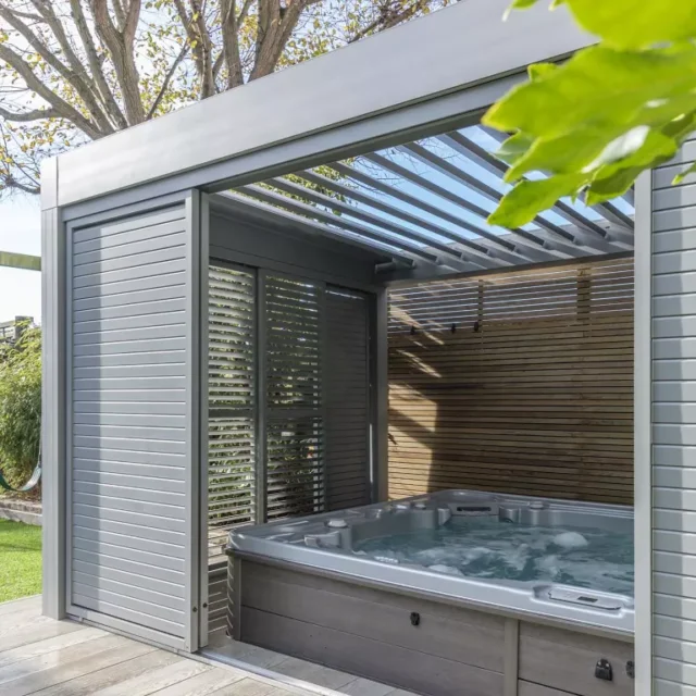 idee vasca idromassaggio: baldacchino moderno Garden House Design