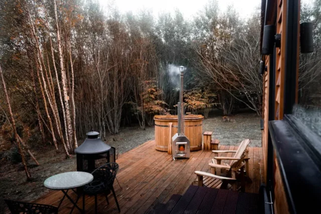 idee vasca idromassaggio: piscina a legna tra gli alberi sul decking Canopy & Stars