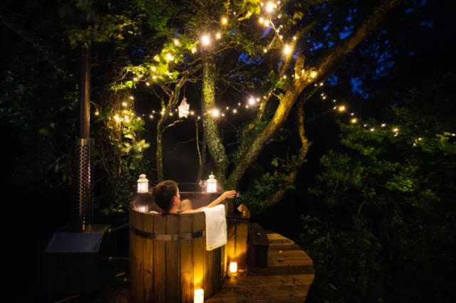 idee vasca idromassaggio: spa di notte con illuminazione esterna Canopy & Stars