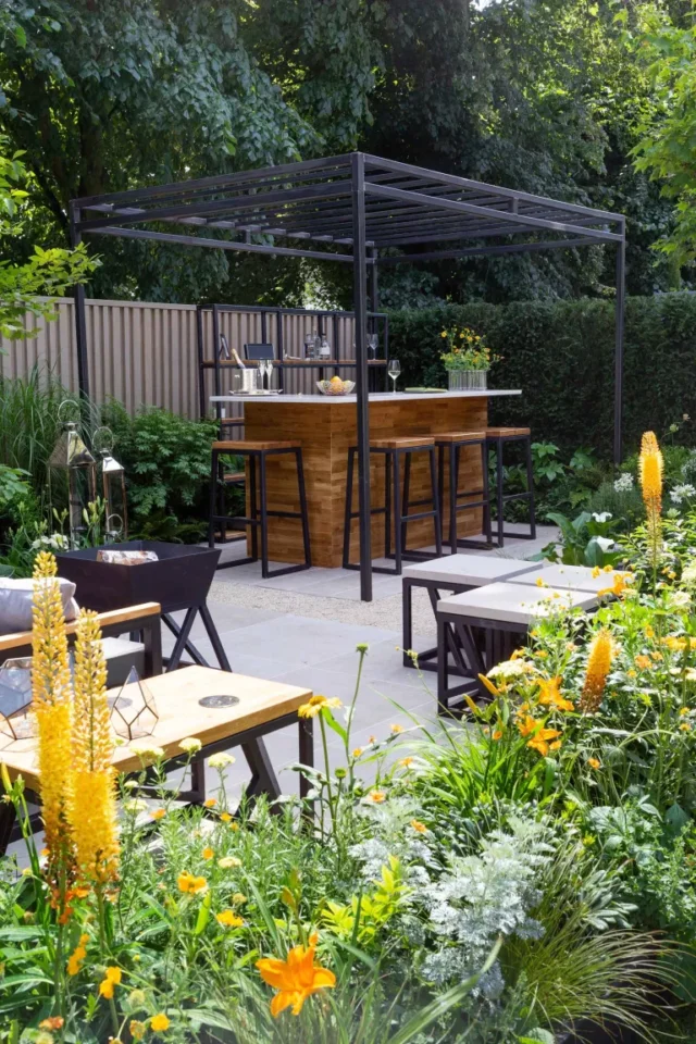 Il bar giardino landform progettato da rhiannon williams per rhs hampton court 2018