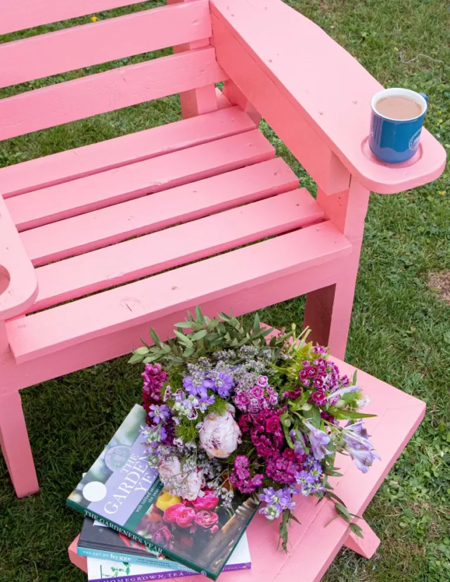 lavori primaverili in giardino: sedia rosa