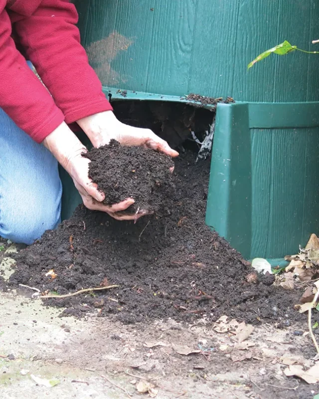 ottenere il compost da una compostiera