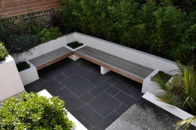 panchina galleggiante in un piccolo spazio pavimentato da tom howard garden design